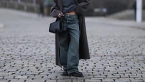 Frau trägt Skaterhose mit Mantel