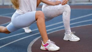 Zwei Frauen beim Sport Ausfallschritt