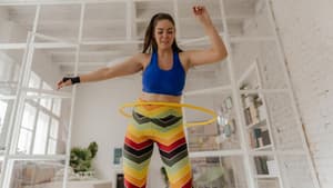 Frau macht Sport mit Hula Hoop