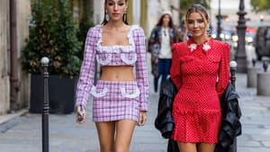 Zwei Frauen in stylischen Looks