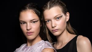 Zwei Models Backstage bei einer Fashion Show