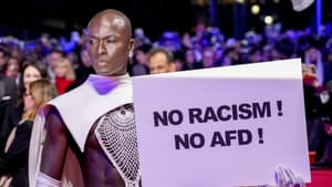 Papis Loveday mit Protestschild auf der Berlinale 