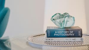 Blaue Schale auf Büchern
