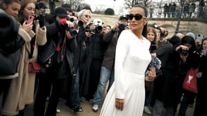 Frau auf der Paris Fashion Week