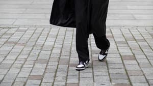 Frau mit Nike Dunks in London