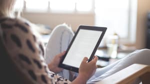 Frau liest Buch auf dem Reader