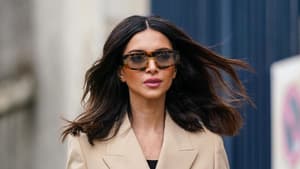 Frau mit braunen Haaren und Sonnenbrille