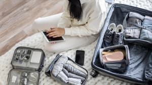 Frau packt Koffer
