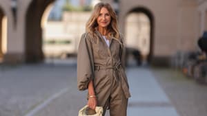 Frau trägt Jumpsuit
