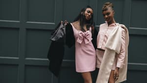 Frauen tragen Kleid und Rock mit Schleife
