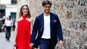 Frau trägt rotes Kleid 