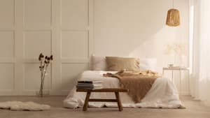 Beigefarbenes Schlafzimmer