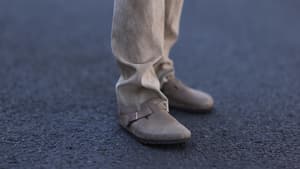 Braune Birkenstocks mit beiger Hose