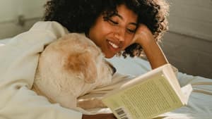 Frau mit Hund und Buch