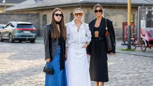 Drei Frauen in schwarz-weißen Klamotten