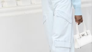 Simone Ashley mit Versace Bag