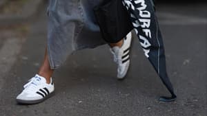 Frau in Adidas Samba