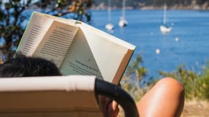Frau mit Buch am Meer
