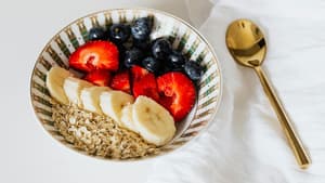 Schüssel mit Haferflocken und Beeren
