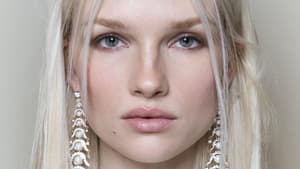 Frau mit glänzenden Lippen