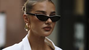 Frau in weißem Blazer Streetstyle