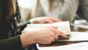 Frau liest ein Buch