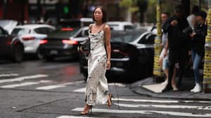 Frau im Satin-Dress