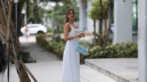 Frau im weißen Sommer-Kleid