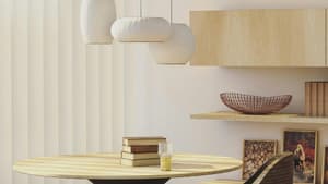 Esszimmer mit großer Lampe