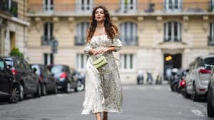 Frau in Sommerkleid