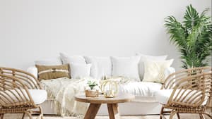 Wohnzimmer mit heller Couch