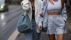 Zwei Frauen in stylischen Looks