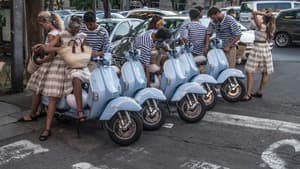 Typische Szene vor hellblauen Rollern mit Italienerinnen und Italienern