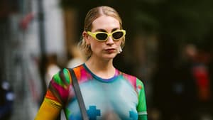 CSD Outfit Ideen: Frau im bunten Oberteil