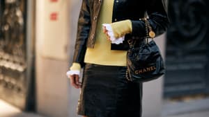 Frau mit einer Chanel-Tasche