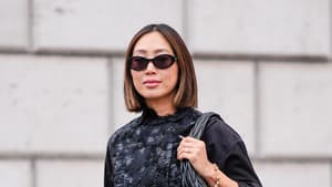 Influencerin Aimee Song mit einem Haarschnitt für dünnes Haar und Sonnenbrille im schwarzen Outfit