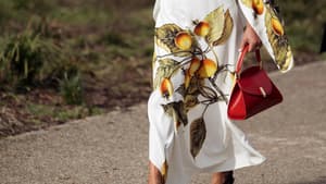 Grece Ghanem trägt Kleid mit Früchte-Print