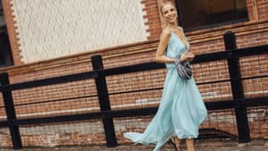Leonie Hanne in einem Kleid