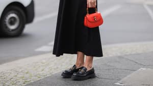 Sonia Lyson mit Loafern