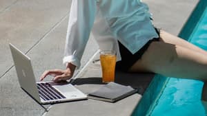 Frau macht "Quiet Vacation" mit Laptop am Pool