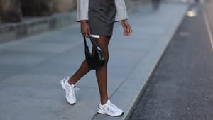 Frau in New Balance Sneakern