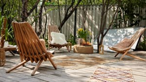 Terrasse dekorieren: Gemütliche Stühle und Teppich 