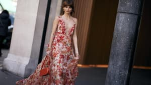Frau in Kleid 