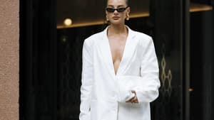 Jess Hunt in einem weißen Blazer