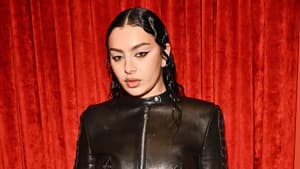 Brat Girl Charli XCX in schwarzem Leder-Look