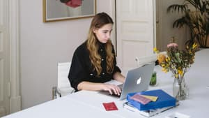 Frau in stilvollem Büro