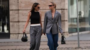 Zwei Frauen auf der Copenhagen Fashion Week