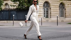 Frau im Jumpsuit