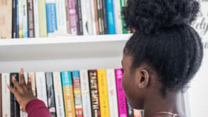 Frau vor Bücherregal
