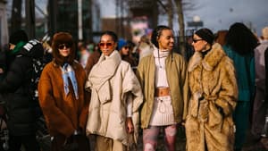 vier stylische Frauen